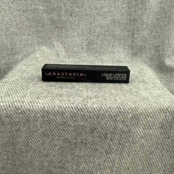 Anastasia Beverly Hills Liquid  full size Lipstick in Black Box - Picture 1 of 4
